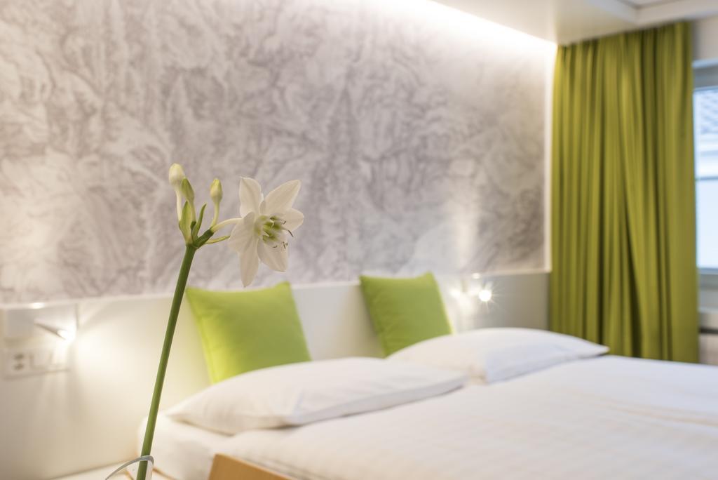 Hotel Weiss Kreuz Thusis Zimmer foto