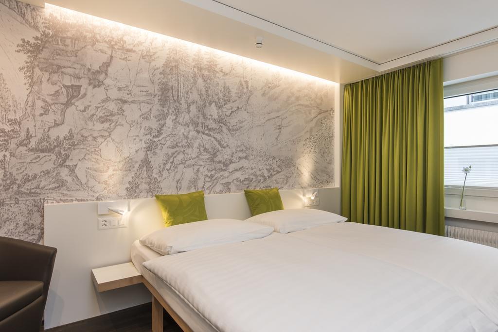 Hotel Weiss Kreuz Thusis Zimmer foto